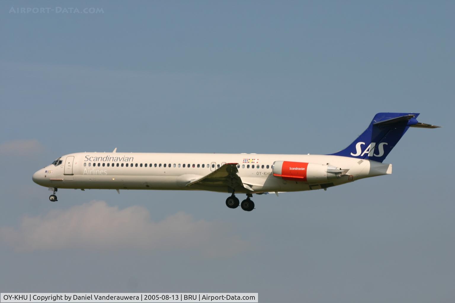 OY-KHU, 1991 McDonnell Douglas MD-87 (DC-9-87) C/N 53336, short before landing on rwy 25L