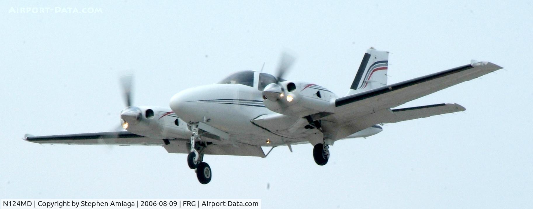 N124MD, 1981 Beech 58P Baron C/N TJ-374, Baron short final at Republic...