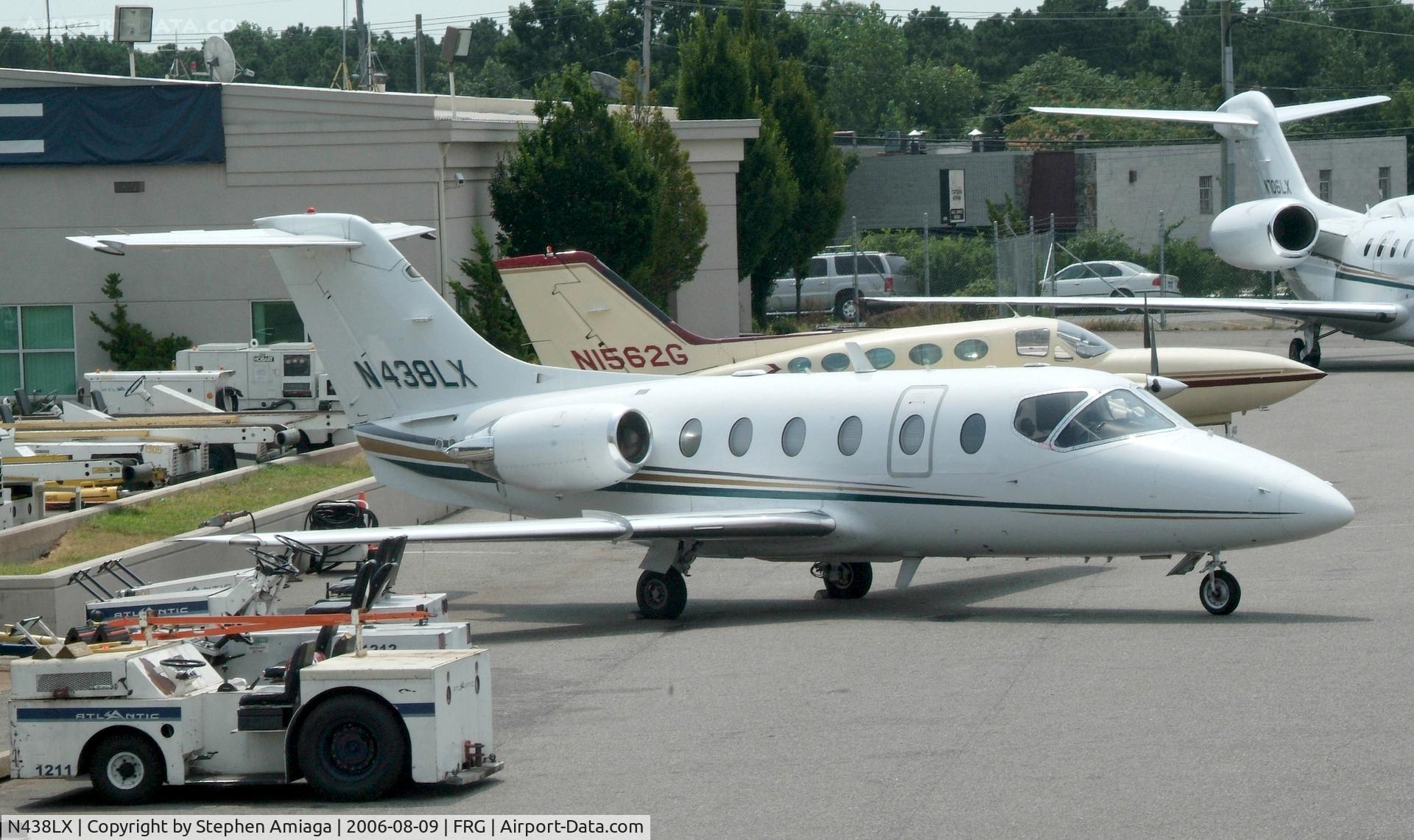 N438LX, 1998 Raytheon Aircraft Company 400A C/N RK202, Waiting for pax pickup at Atlantic...
