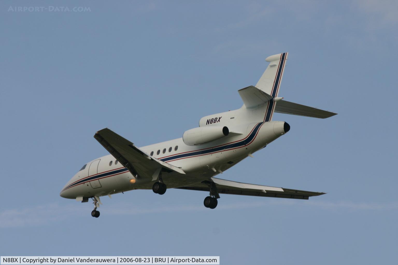 N8BX, 1992 Dassault Falcon 900B C/N 111, arrival to rwy 25R under a cloudy sky
