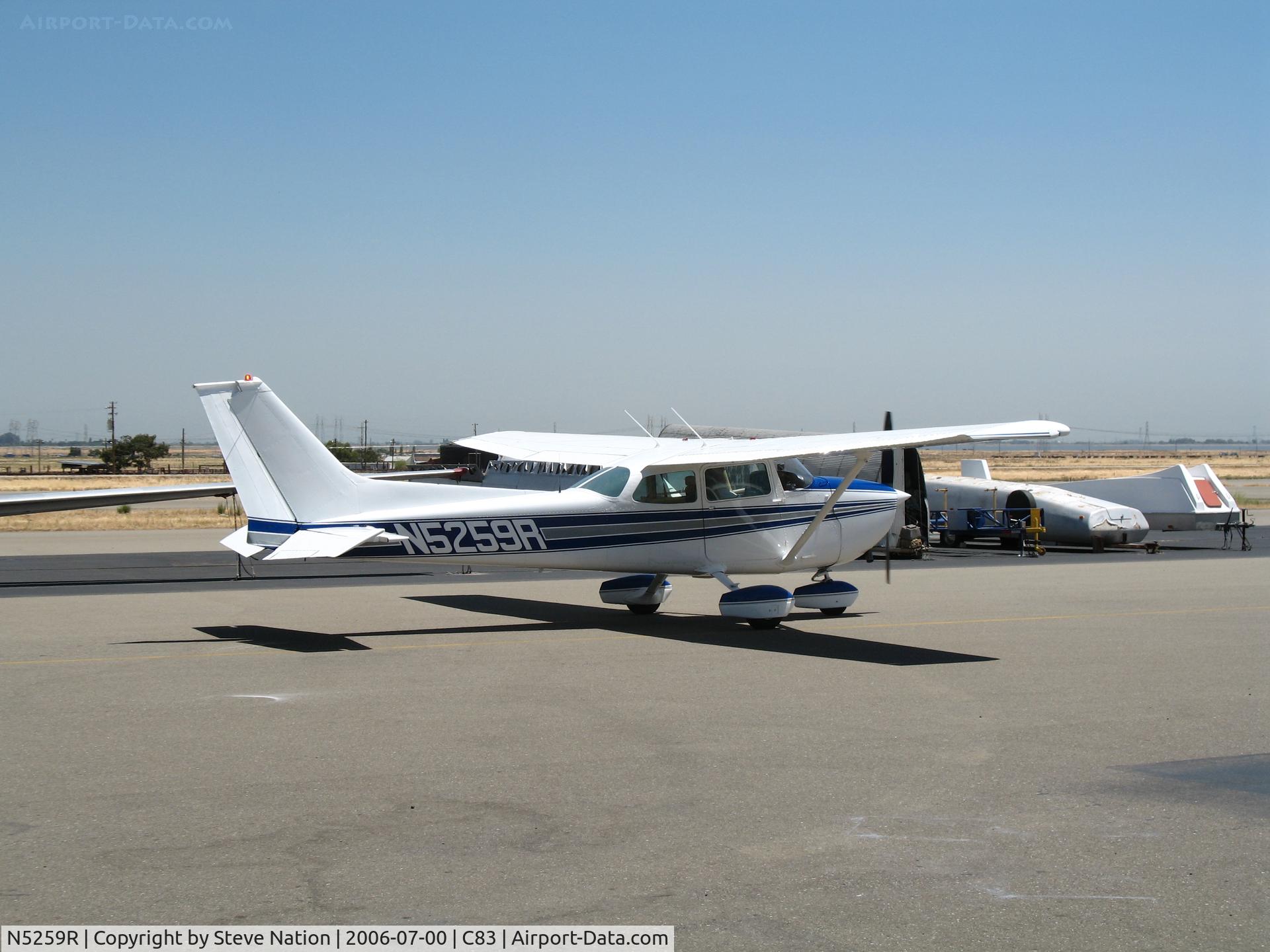 N5259R, 1974 Cessna 172M C/N 17263473, taxying at Byron Airport (Contra Costa County), CA
