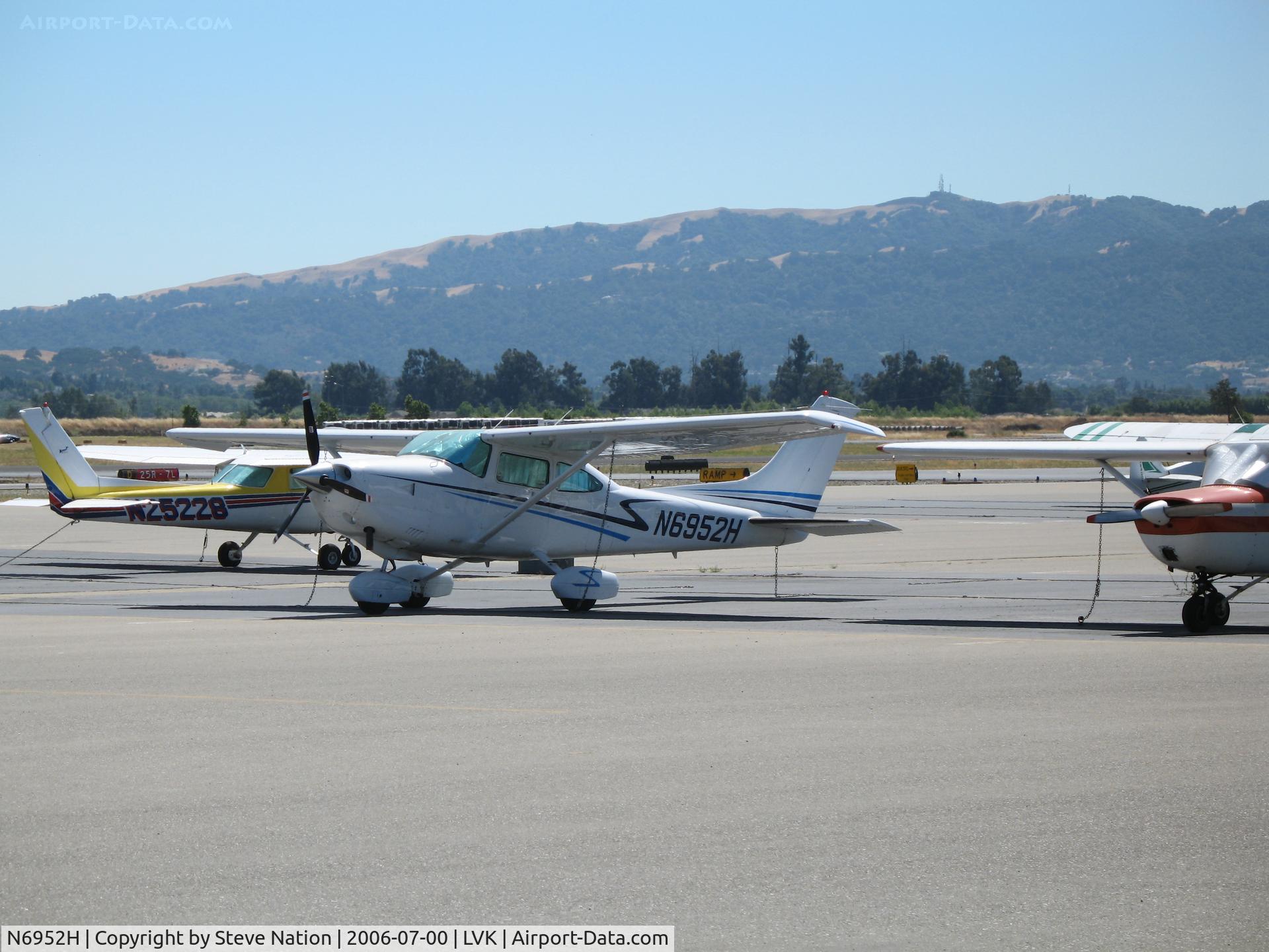 N6952H, 1981 Cessna T182 Skylane C/N 18267898, 1981 Cessna T182 @ Livermore Municipal Airport, CA