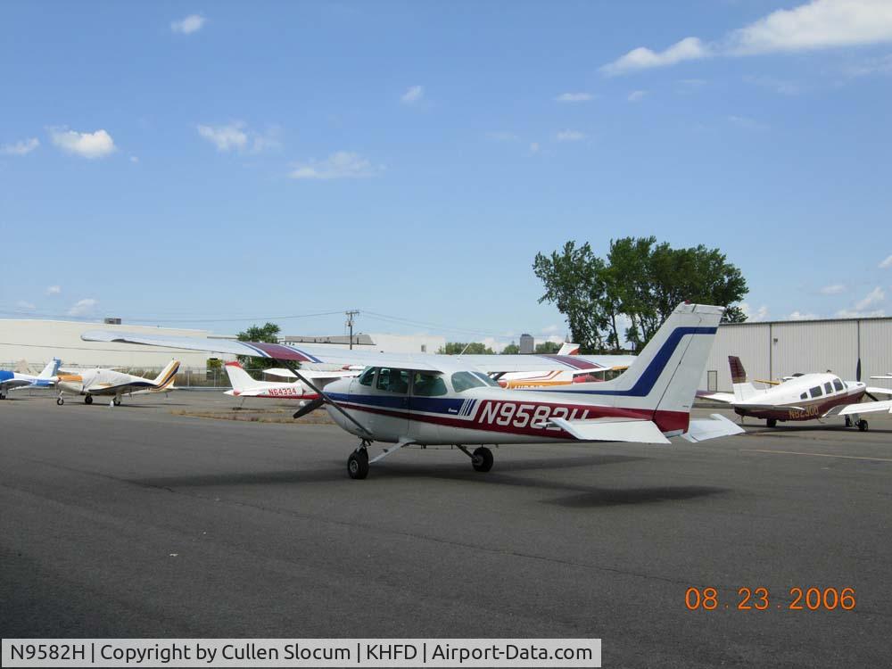 N9582H, 1975 Cessna 172M C/N 17266244, At KHFD