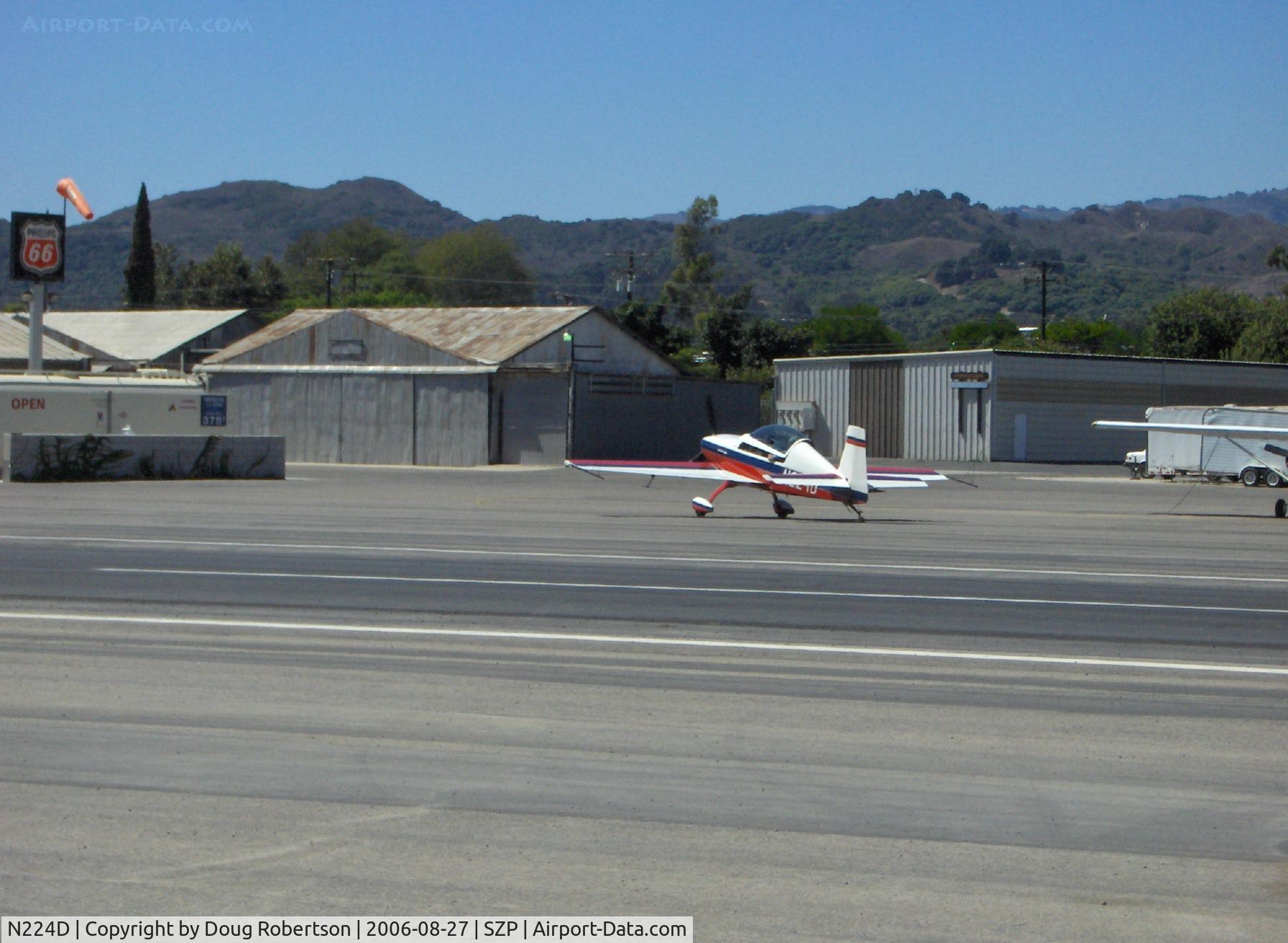 N224D, 1996 Extra EA-300/L C/N 028, 1996 Extra Flugzeugbau EA 300L AKROBAT, Lycoming AEIO-540-L1B5 300 Hp, taxi to refuel