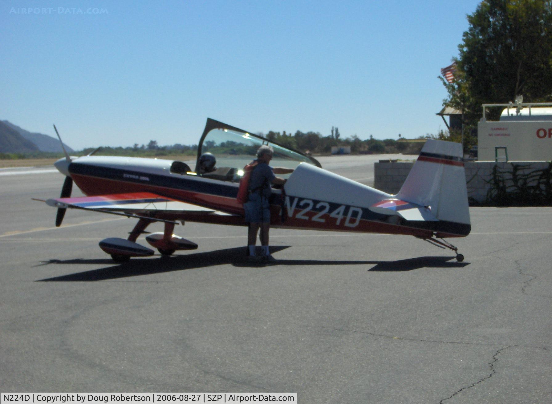 N224D, 1996 Extra EA-300/L C/N 028, 1996 Extra Flugzeugbau EA 300L AKROBAT, Lycoming IO-540-L1B5 300 Hp, suiting up parachutes worn