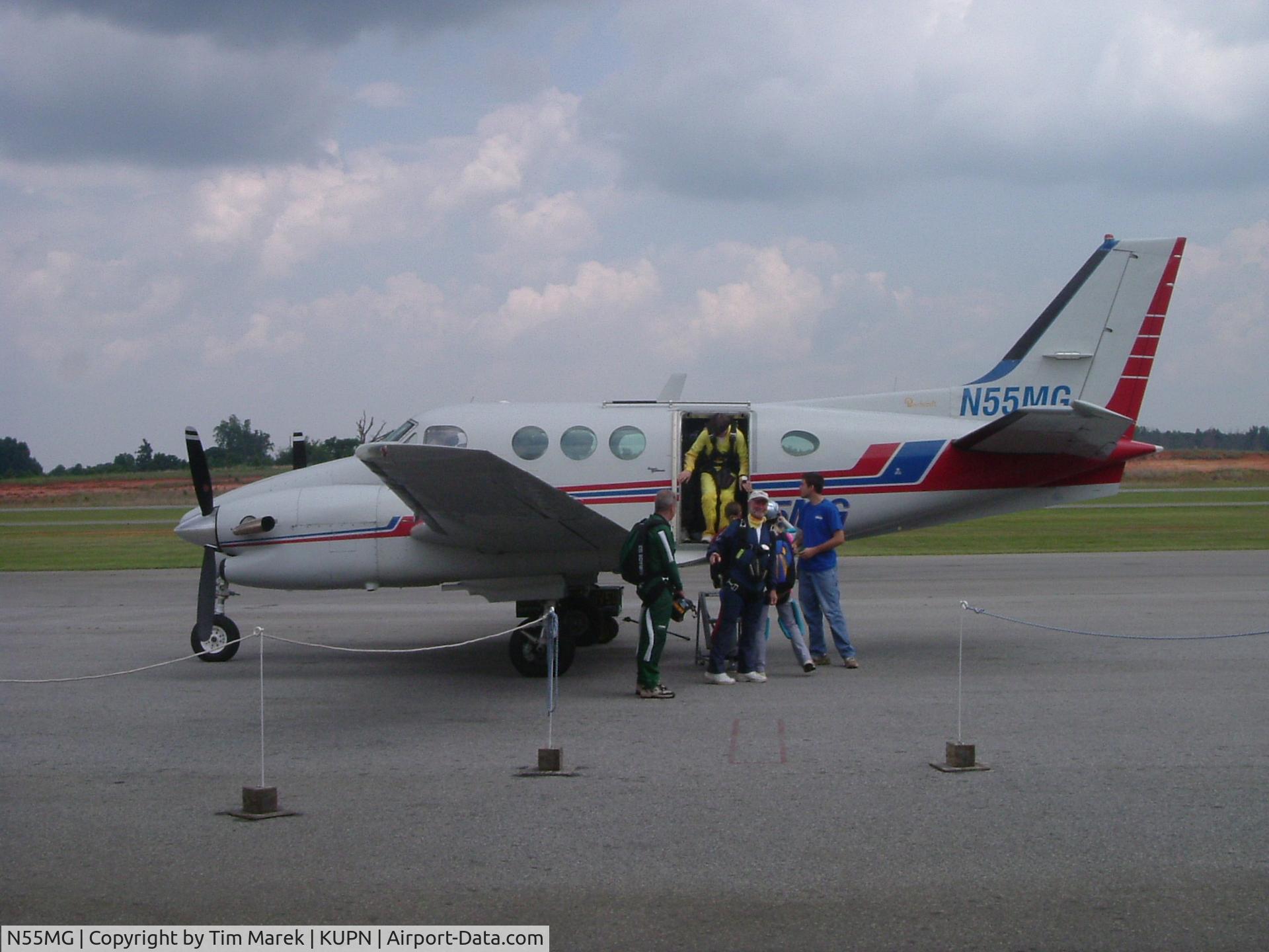 N55MG, 1968 Beech B90 King Air C/N LJ-391, Loading Skydivers - 2