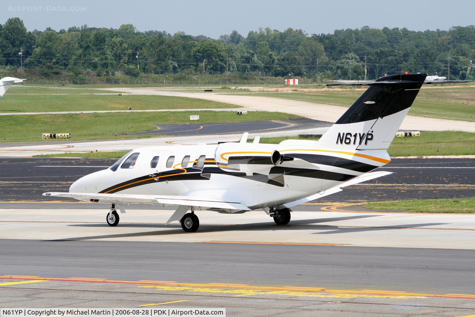 N61YP, 1998 Cessna 525 CitationJet C/N 525-0237, Taxing to Signature Air