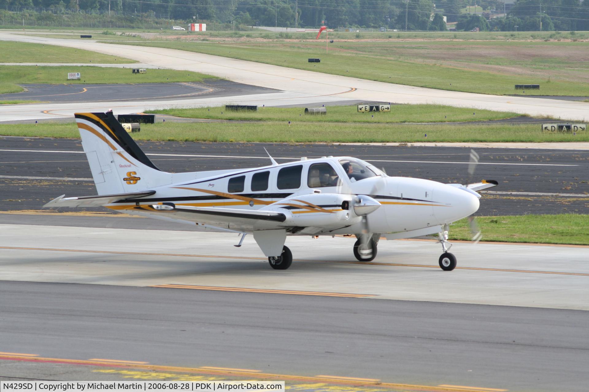 N429SD, 2002 Raytheon Aircraft Company 58 C/N TH-2037, Taxing to Runway 2R
