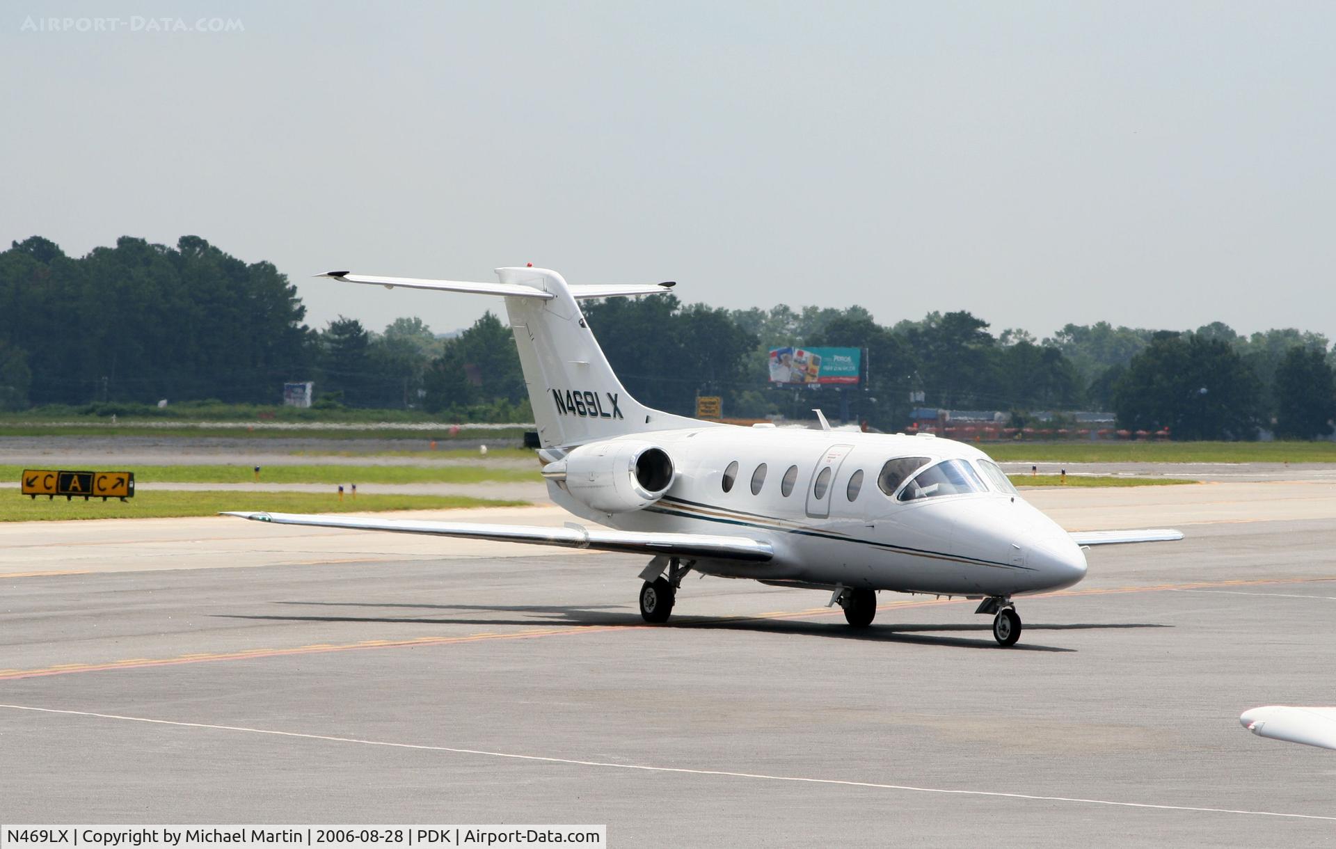N469LX, Raytheon Aircraft Company 400A C/N RK-463, Taxing to Mercury Air Center