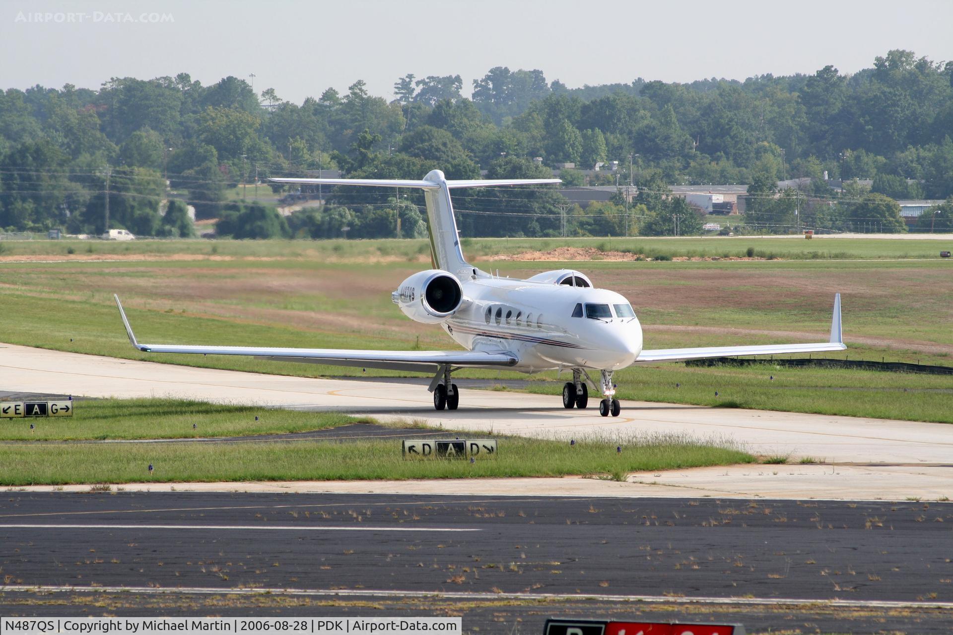 N487QS, 1996 Gulfstream Aerospace G-IV C/N 1287, Taxing to Runway 2R
