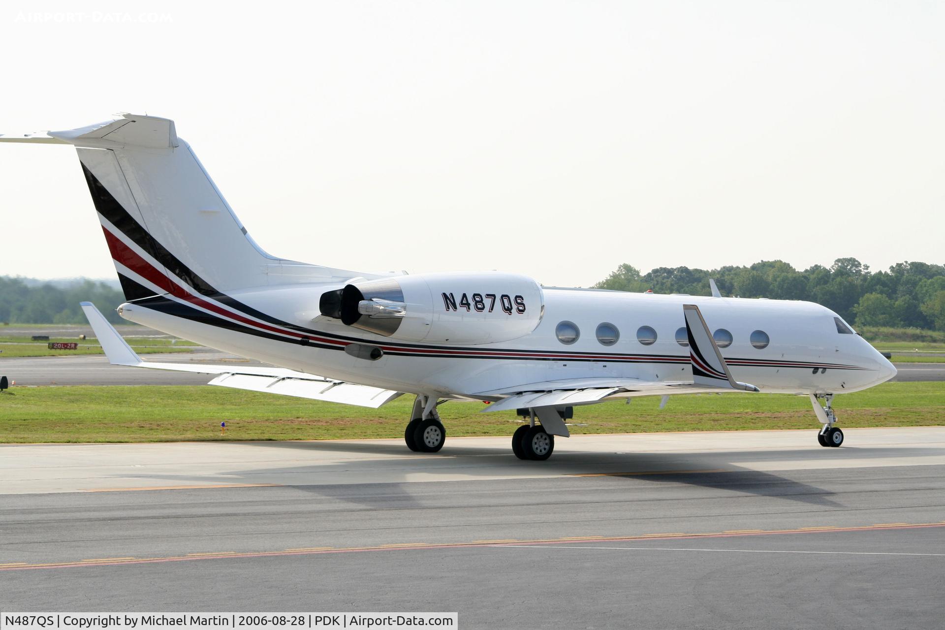 N487QS, 1996 Gulfstream Aerospace G-IV C/N 1287, Taxing to Runway 2R