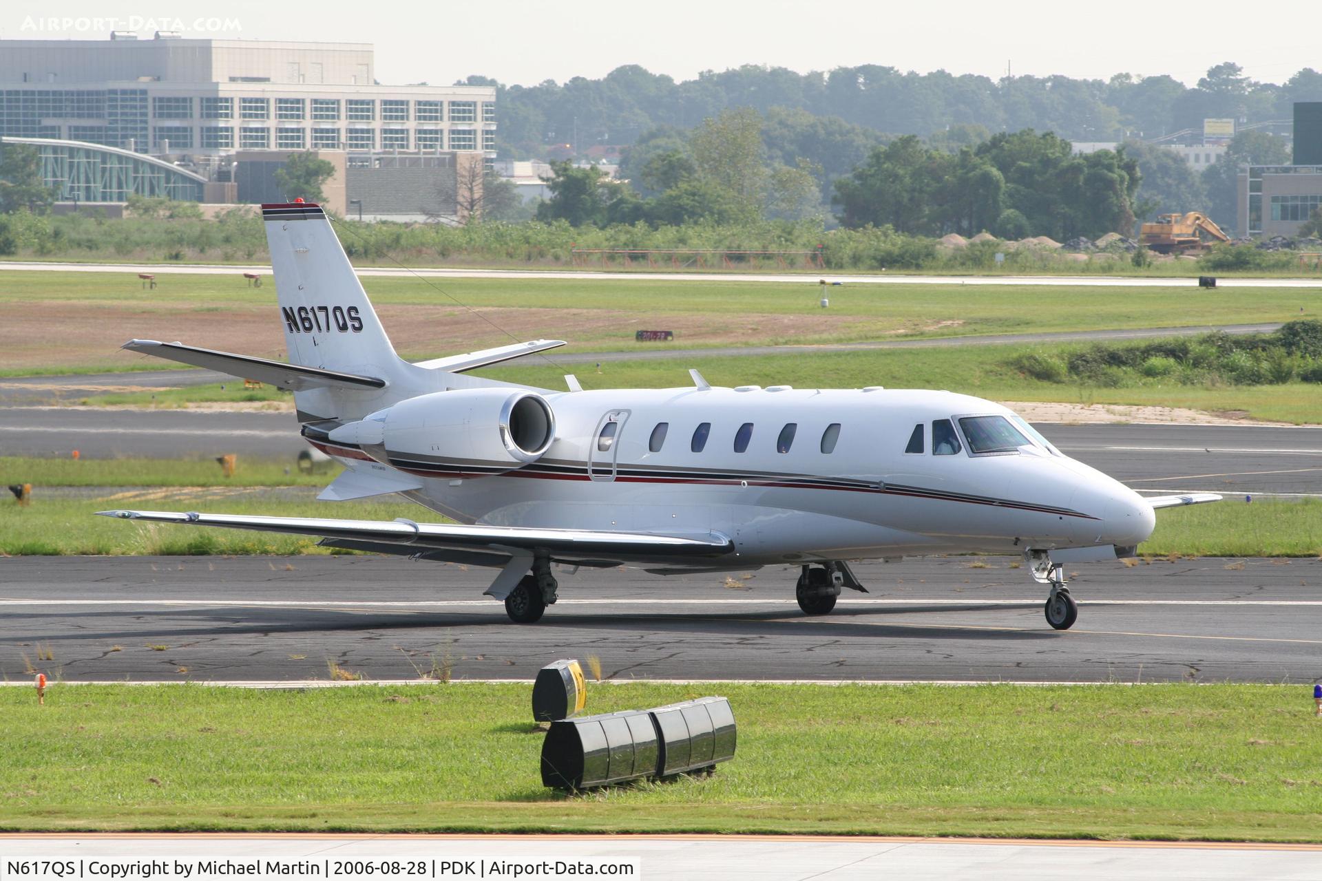 N617QS, 2004 Cessna 560XL Citation XLS C/N 560-5509, Taxing to Runway 2R