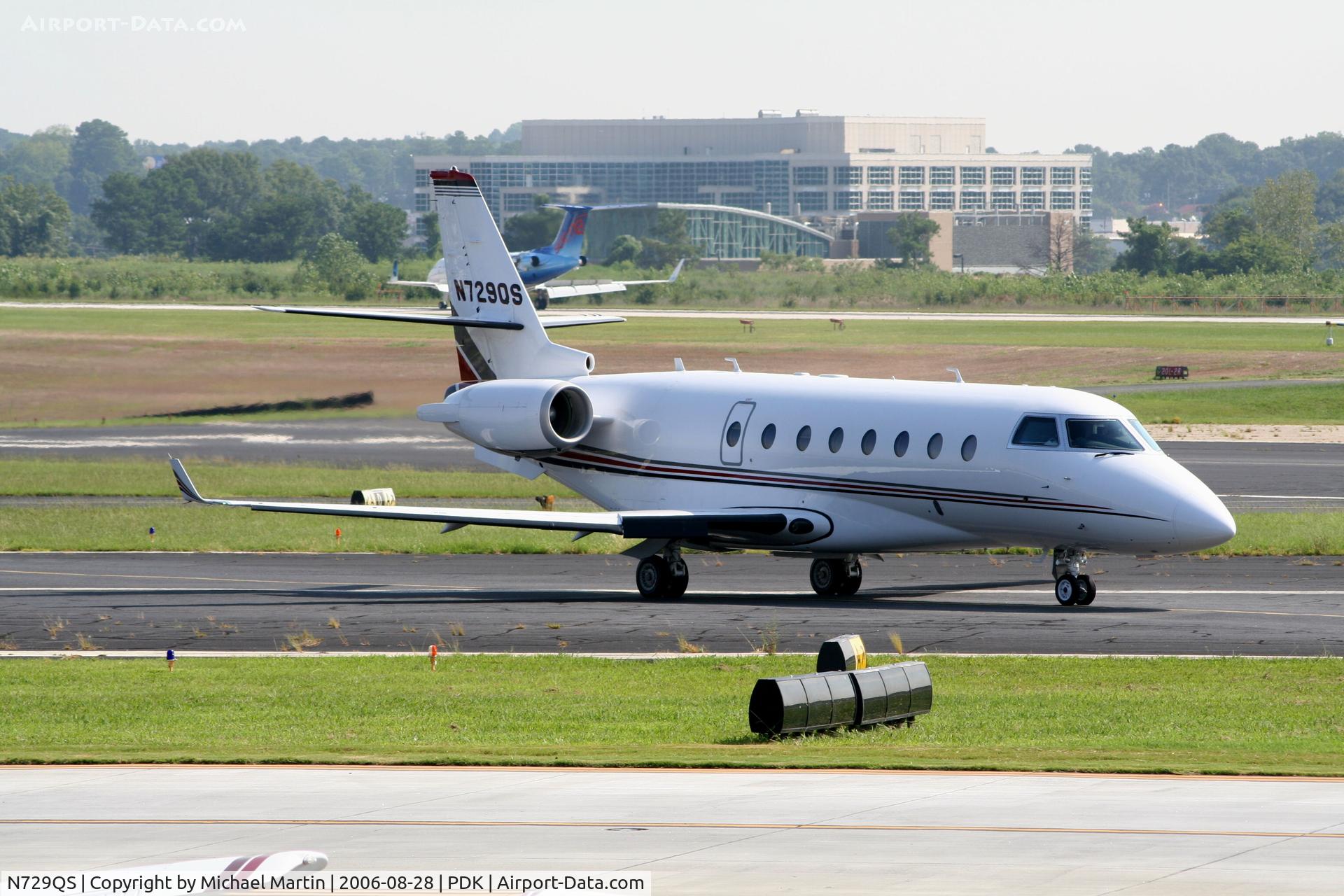 N729QS, 2005 Israel Aircraft Industries Gulfstream 200 C/N 118, Taxing to Runway 2R