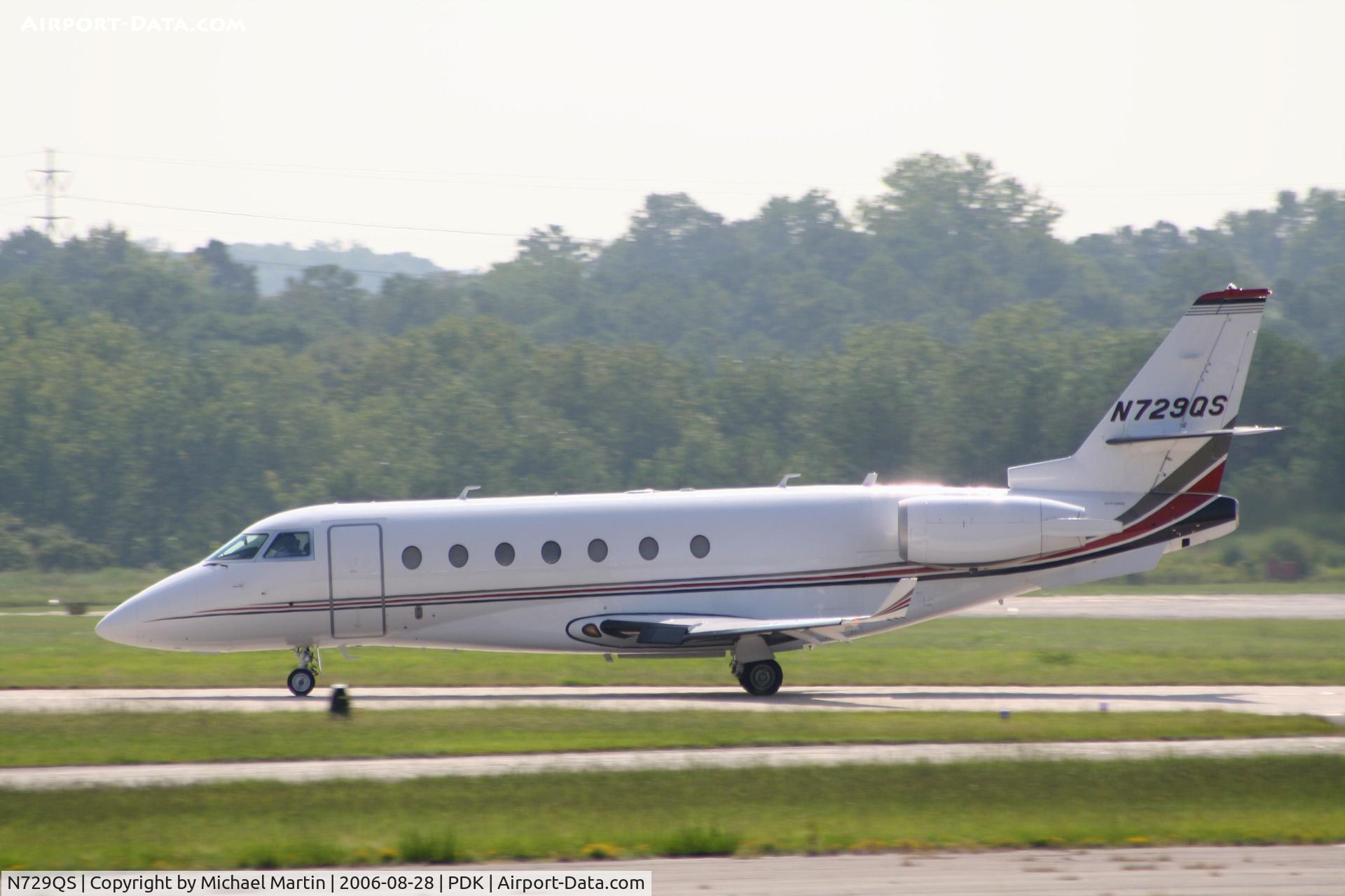 N729QS, 2005 Israel Aircraft Industries Gulfstream 200 C/N 118, Starting to depart runway 2R