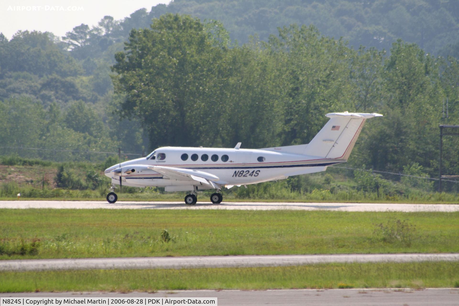 N824S, 1982 Beech B200 King Air C/N BB-1064, Landing Runway 2R