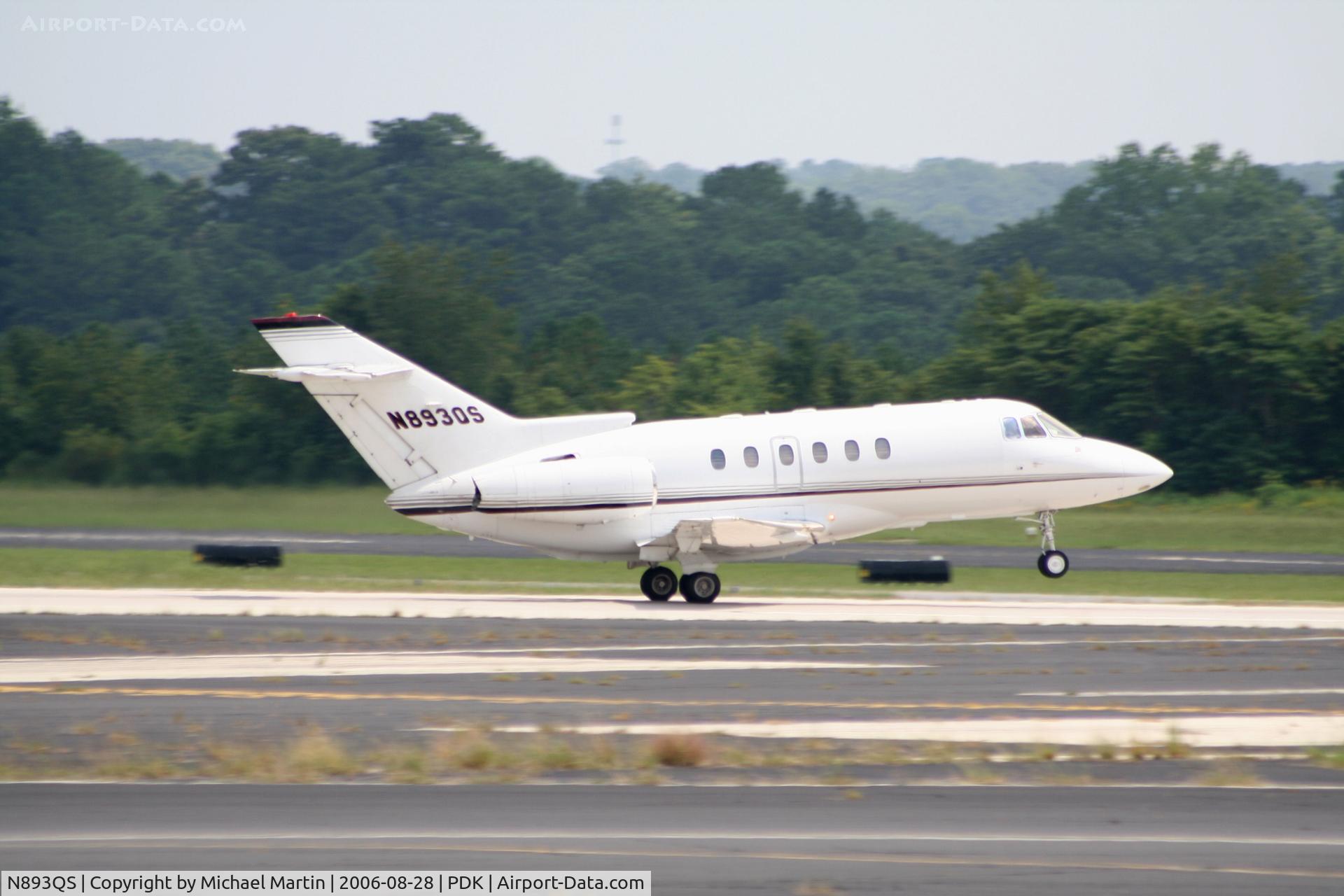 N893QS, 1998 Raytheon Hawker 800XP C/N 258393, NetJets departing PDK