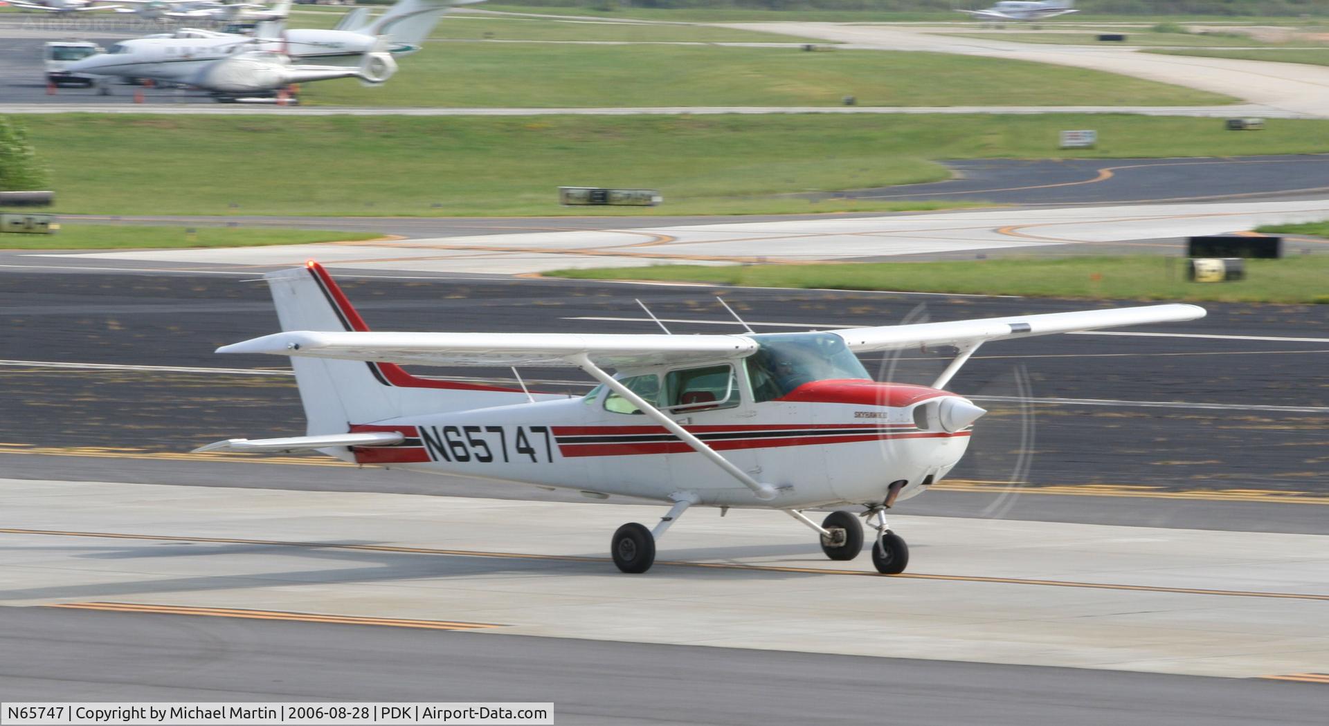 N65747, 1982 Cessna 172P C/N 17275852, Taxing to Runway 2L