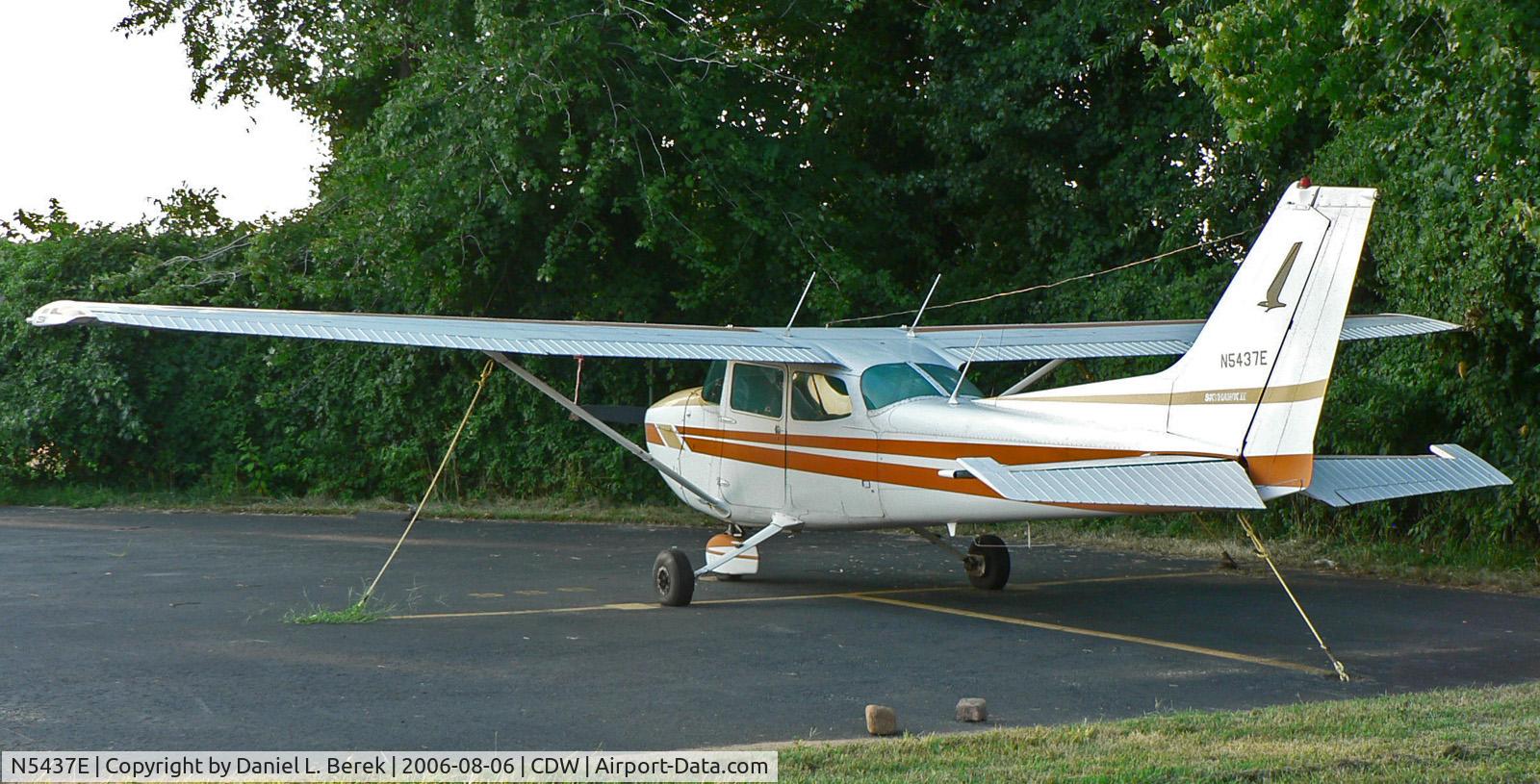 N5437E, 1978 Cessna 172N C/N 17271865, A faded Skyhawk occupies a lonely corner at Caldwell.
