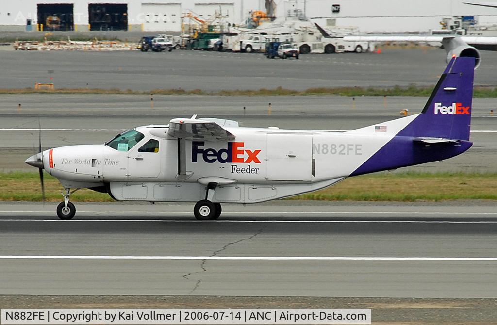 N882FE, 1990 Cessna 208B C/N 208B0208, taking off Rwy 24L