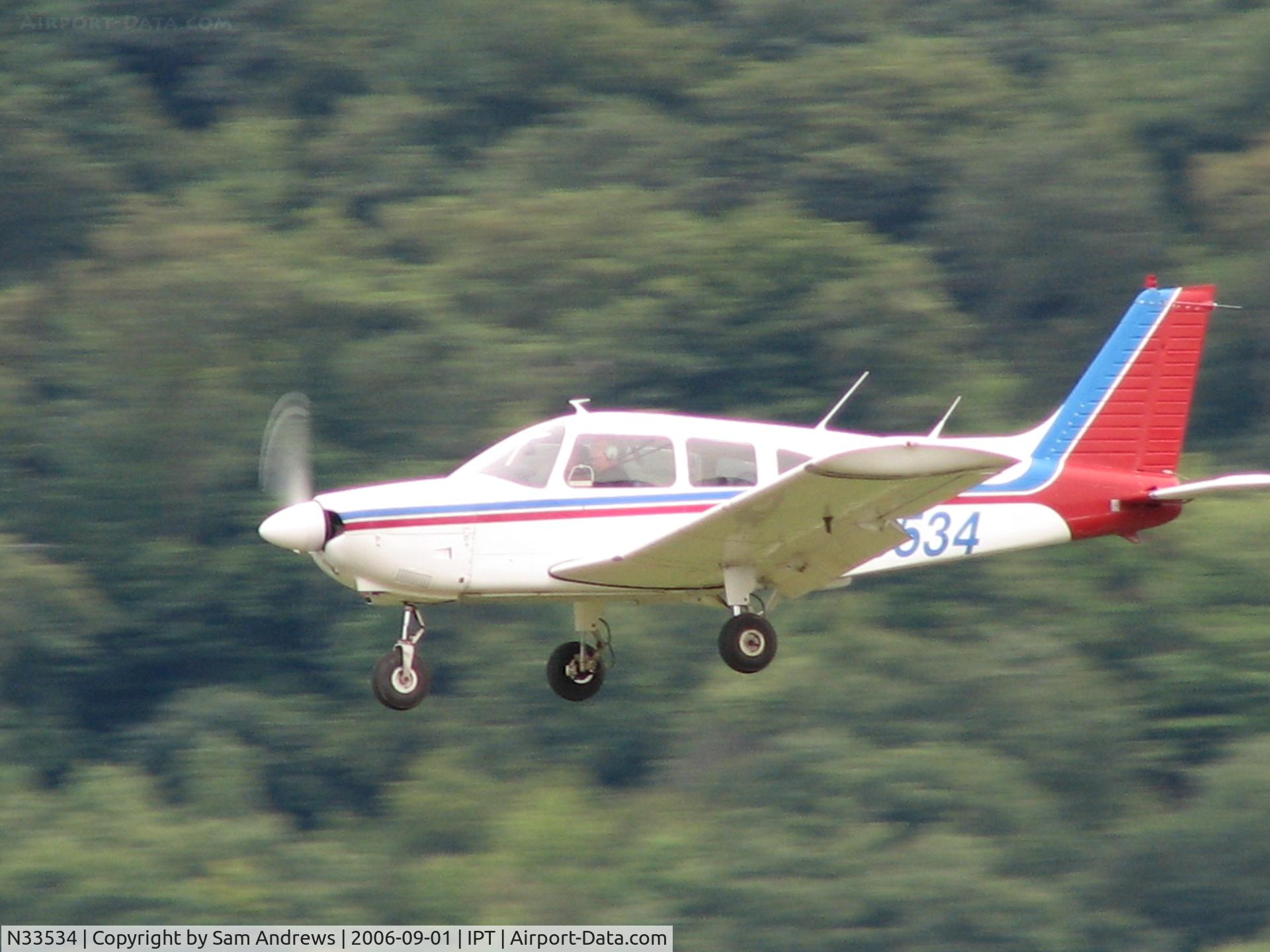 N33534, 1975 Piper PA-28-180 C/N 28-7505155, Short Final for RWY9