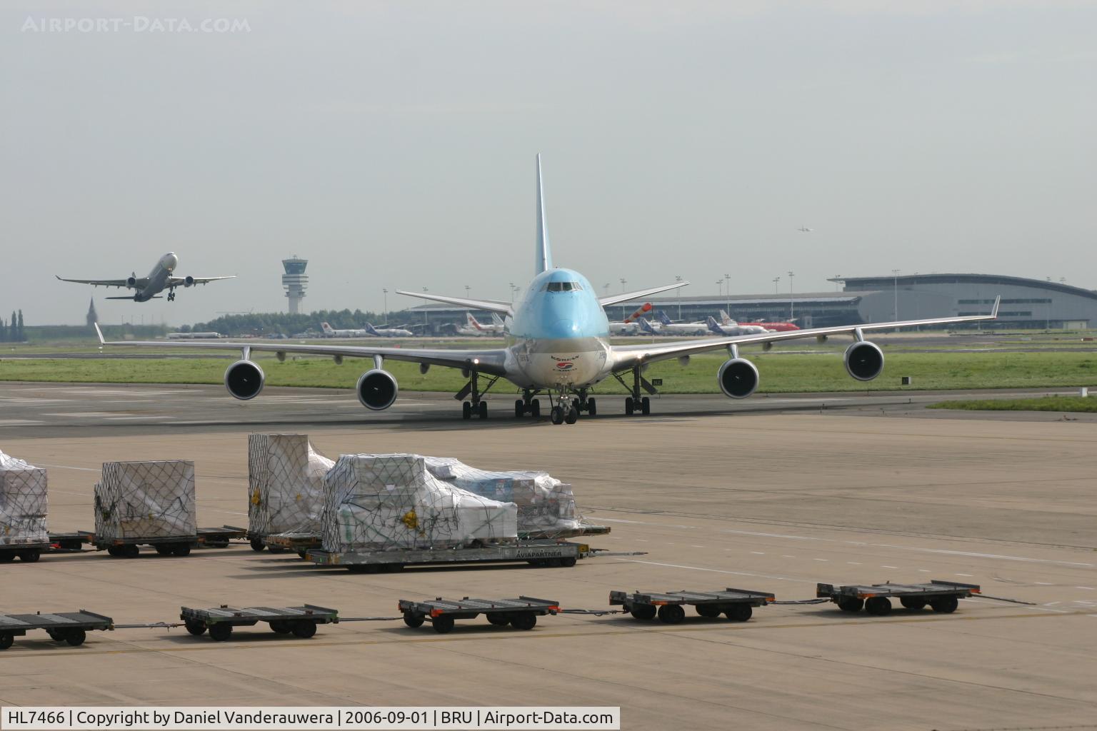 HL7466, 2001 Boeing 747-4B5F/SCD C/N 26413, manoeuvring to BRUCARGO apron
