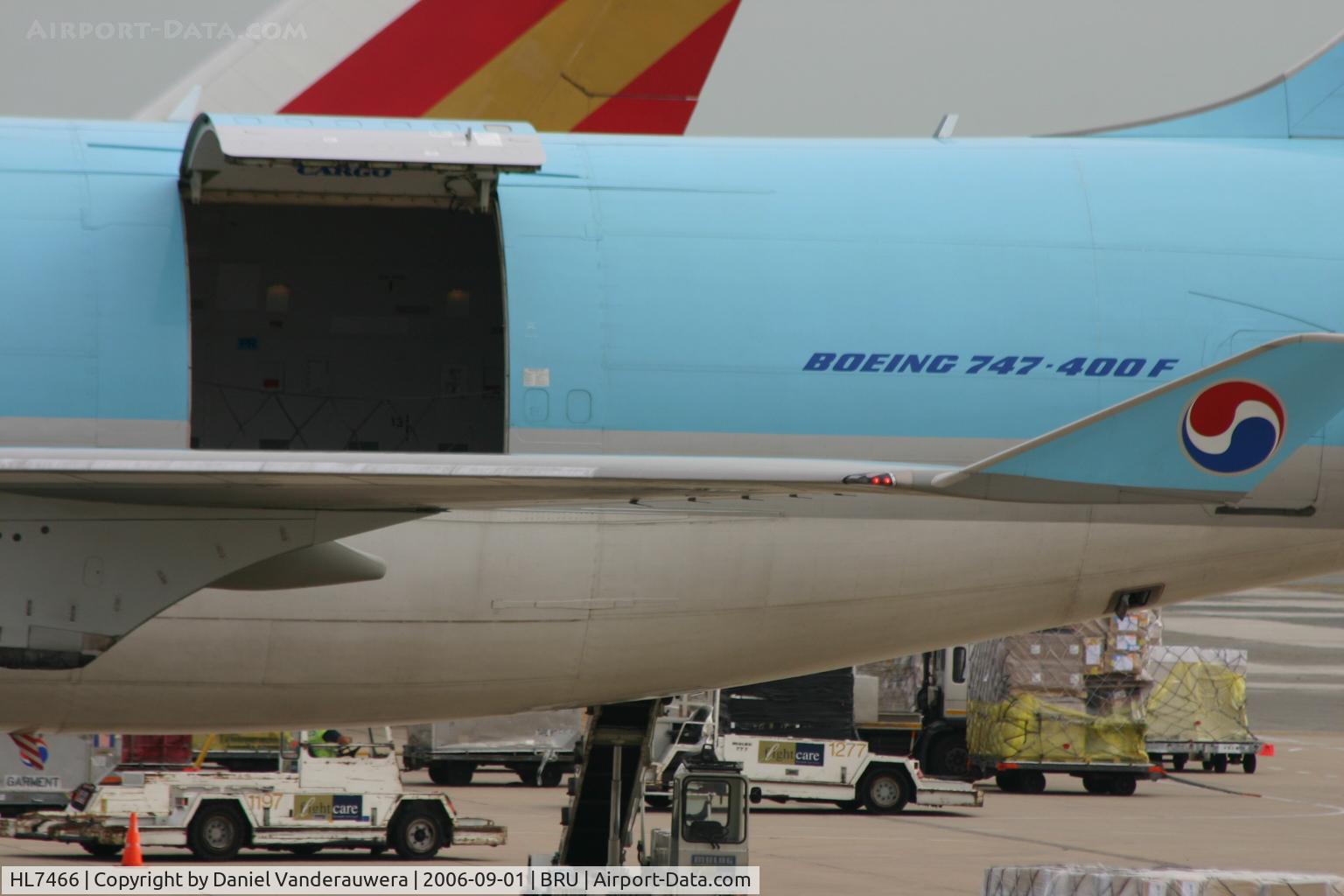 HL7466, 2001 Boeing 747-4B5F/SCD C/N 26413, black hole