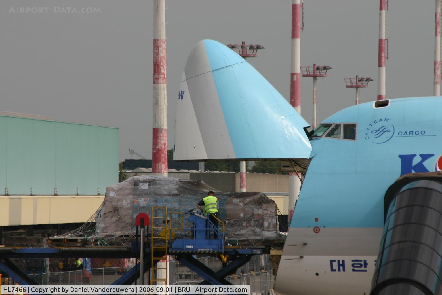 HL7466, 2001 Boeing 747-4B5F/SCD C/N 26413, front loading