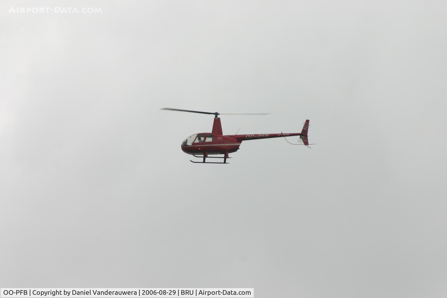 OO-PFB, Robinson R44C C/N 1274C, flying back to the Palace (?)