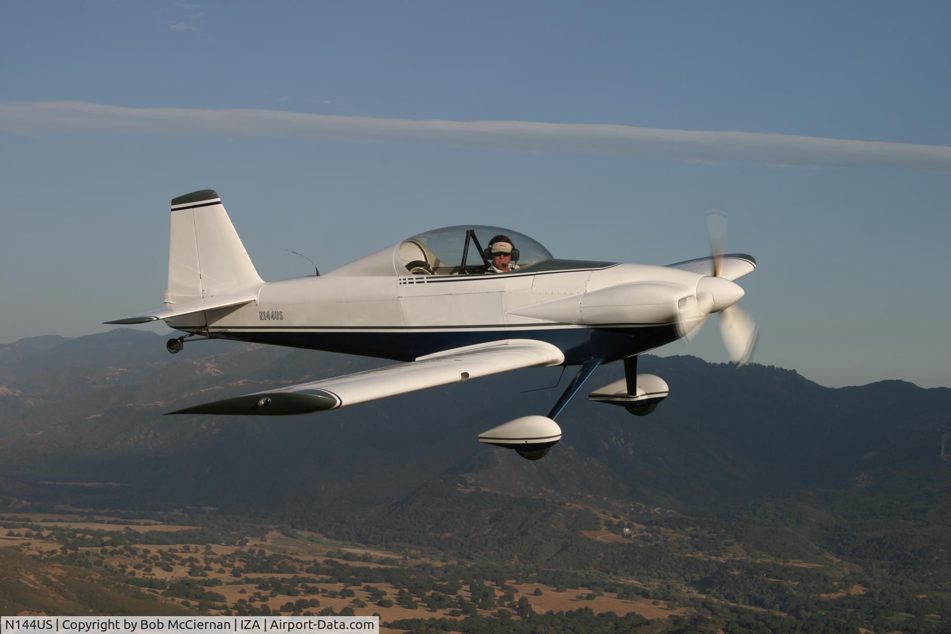 N144US, 1985 Vans RV-4 C/N 742, 144US Flown by Travis Foss, Photo ship AT-6 flown by Land McCarley