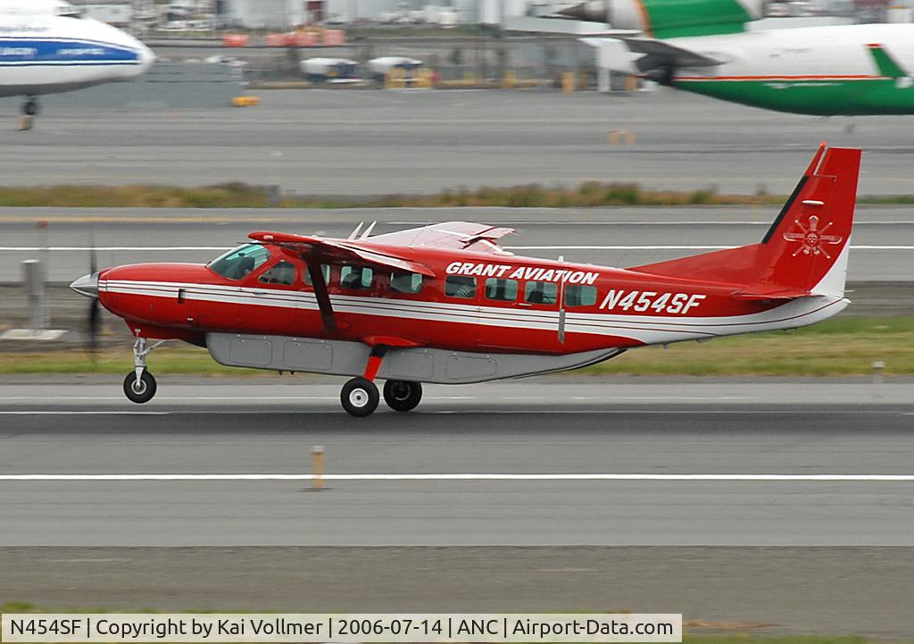 N454SF, 1999 Cessna 208B C/N 208B-0797, taking off Rwy 24L