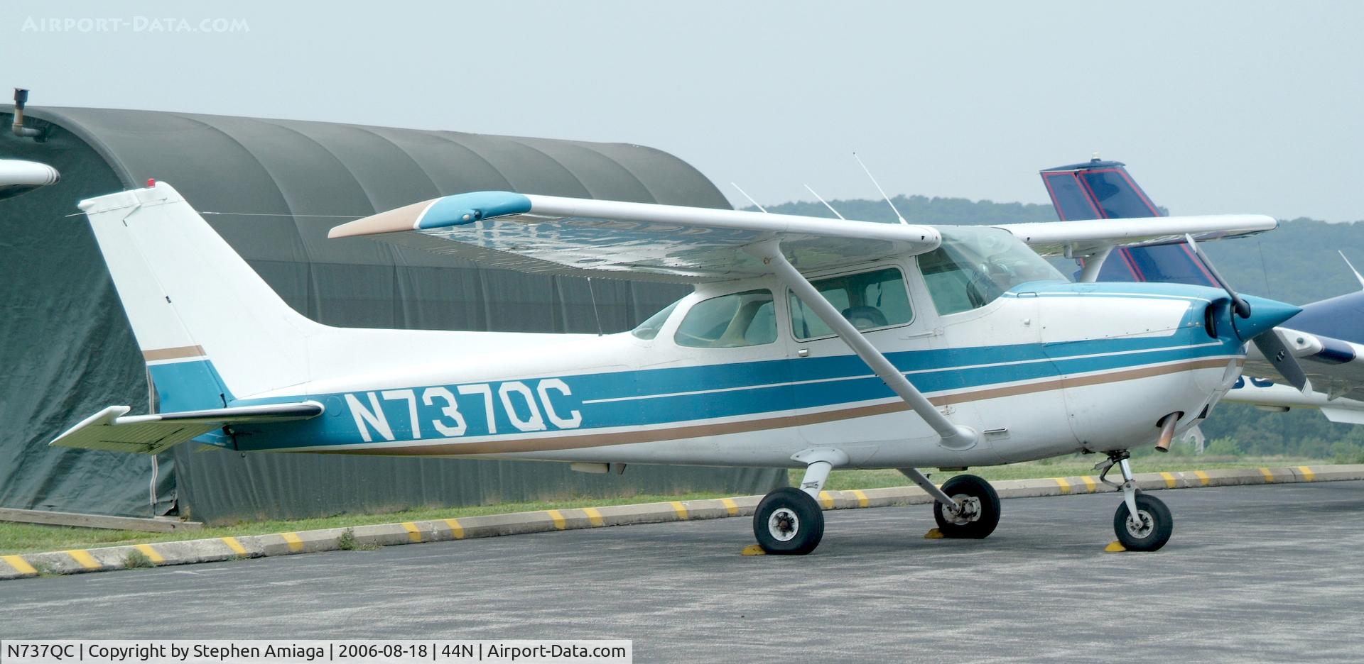 N737QC, 1977 Cessna 172N C/N 17269583, Skyhawk stopping in for a $100. hamburger.
