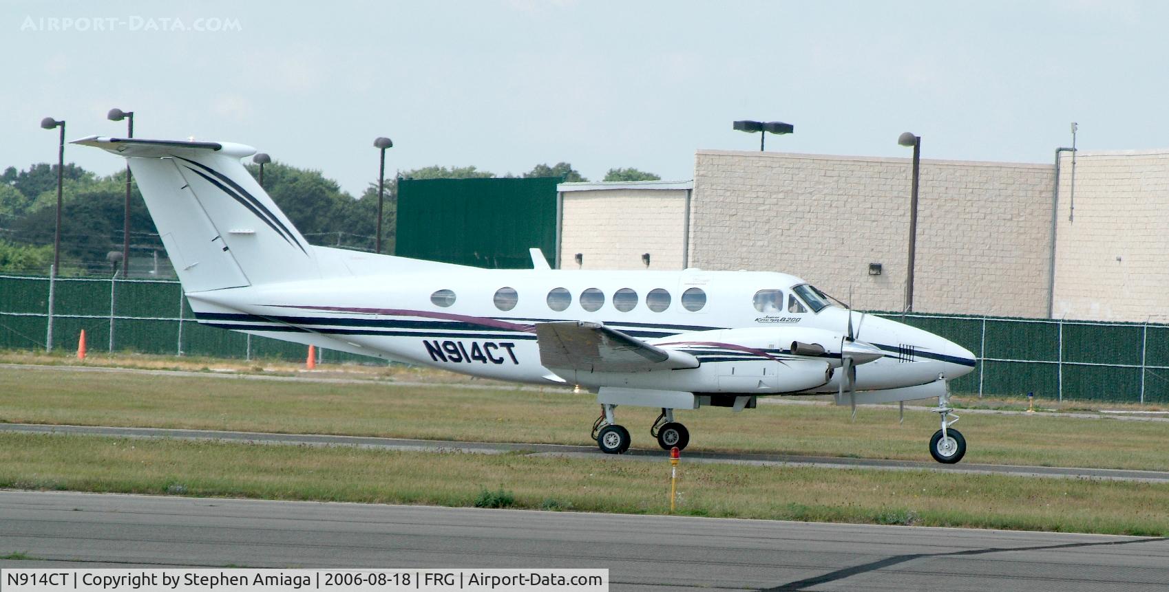 N914CT, 1998 Raytheon B200 King Air C/N BB-1614, King air taxiing to RWY 19