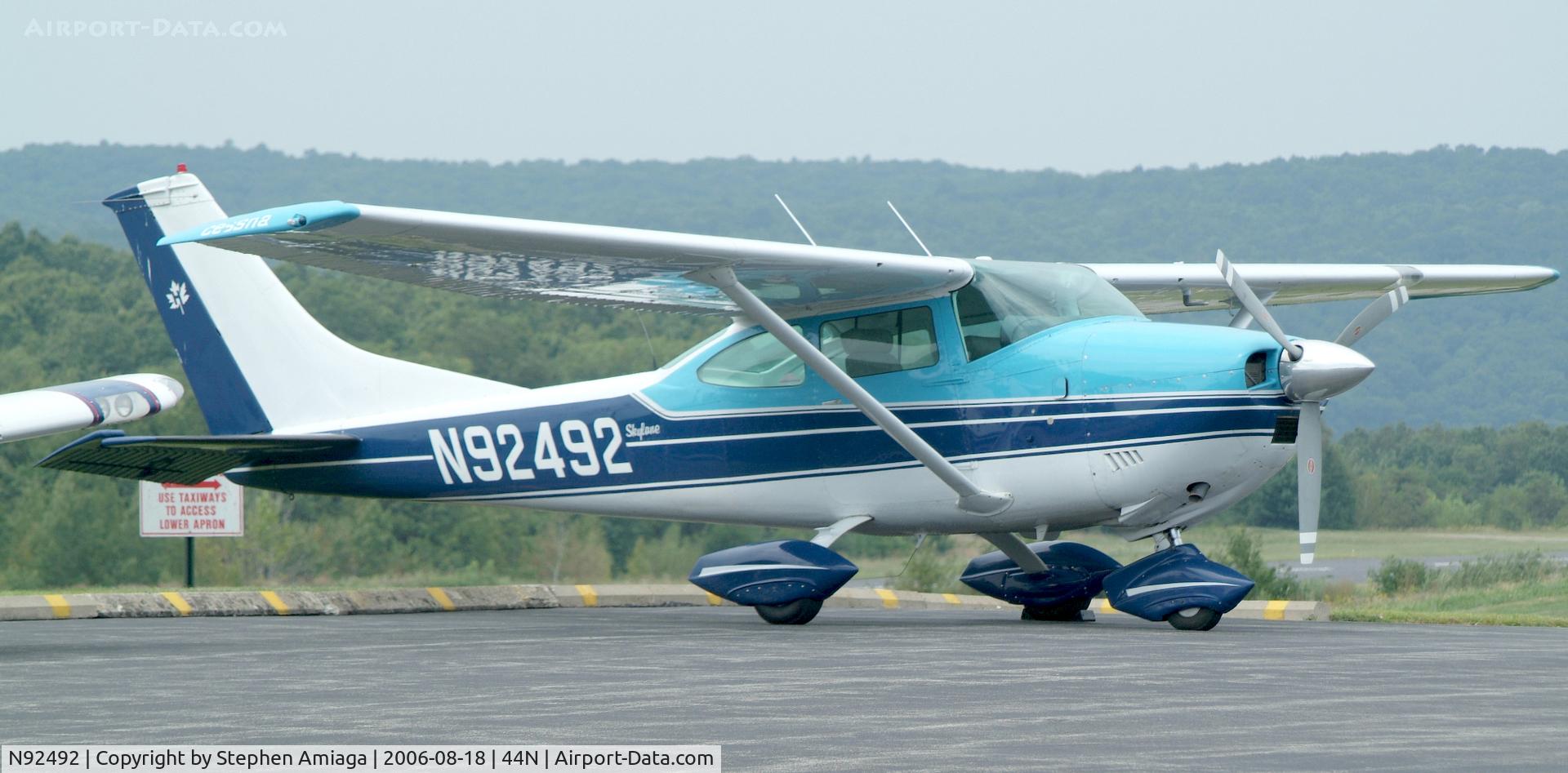 N92492, 1970 Cessna 182N Skylane C/N 18260229, Skylane on the Ramp