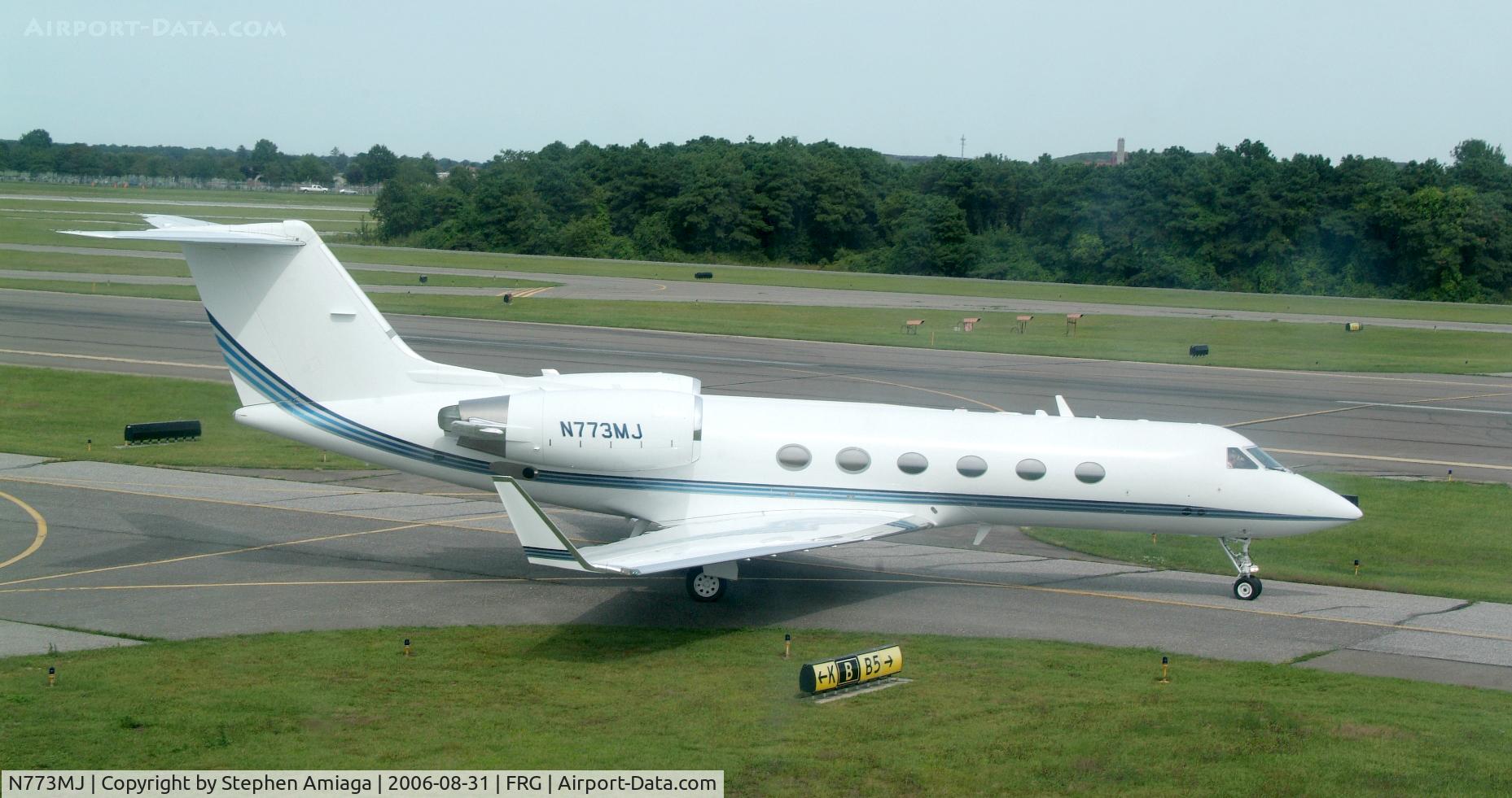 N773MJ, 1993 Gulfstream Aerospace G-IV C/N 1225, G-IV taxiing to the active RWY 1.