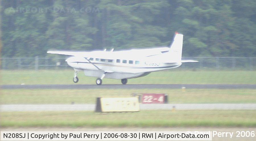 N208SJ, 2000 Cessna 208B C/N 208B0870, A very bright pic of a sweet landing