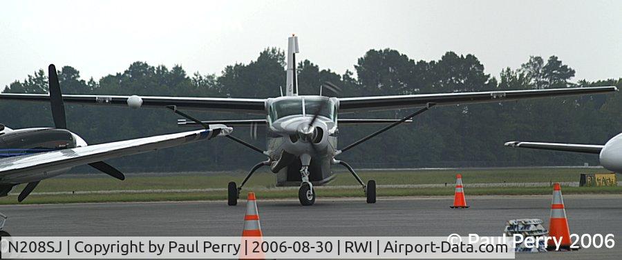 N208SJ, 2000 Cessna 208B C/N 208B0870, Turning into her assigned parking spot