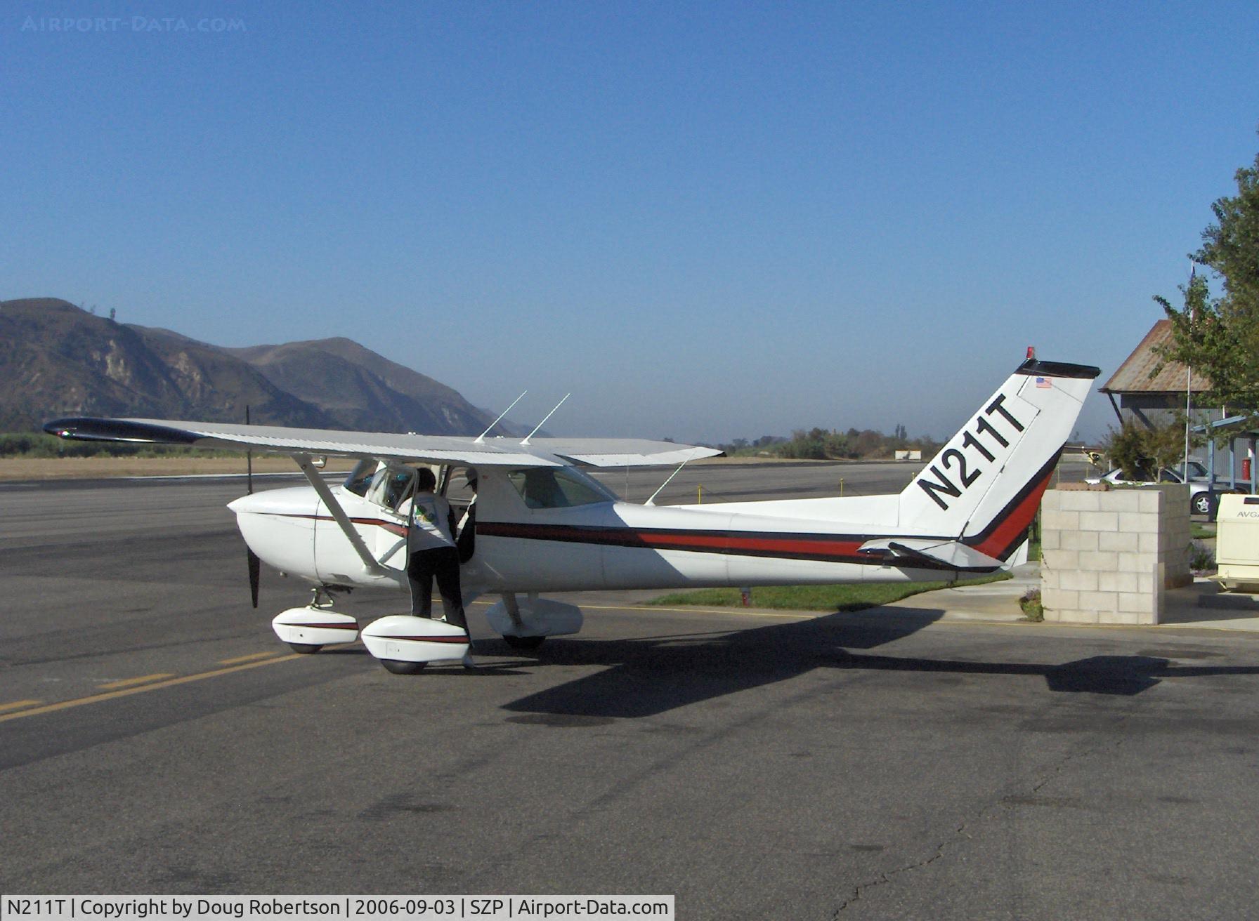 N211T, 1975 Cessna 150M C/N 15077046, 1975 Cessna 150M, Continental O-200 100 Hp, refueling