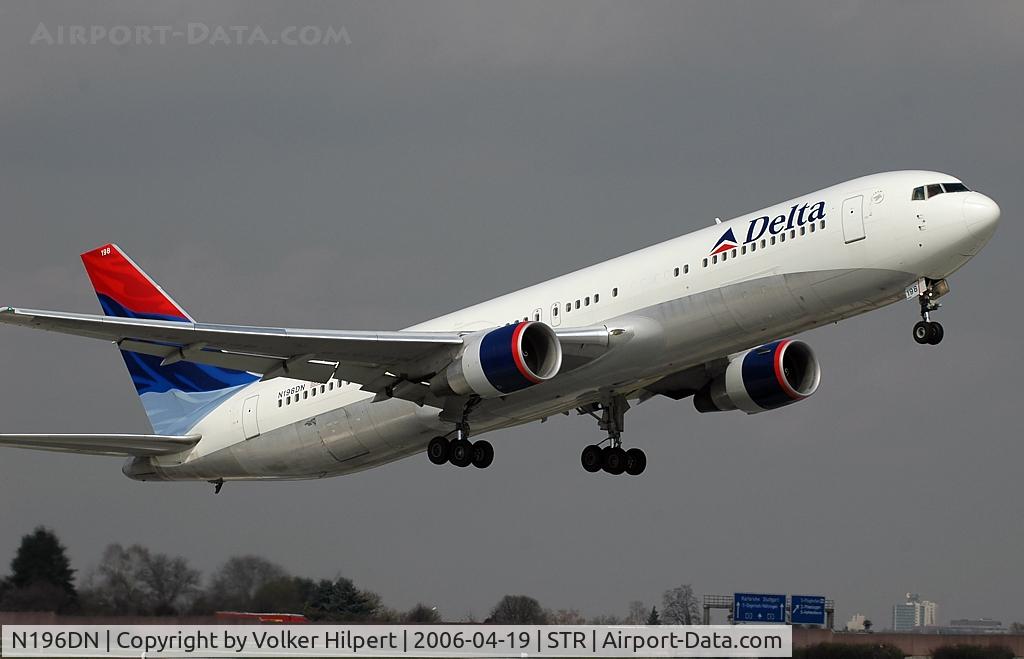 N196DN, 1997 Boeing 767-332 C/N 28453, nice take off