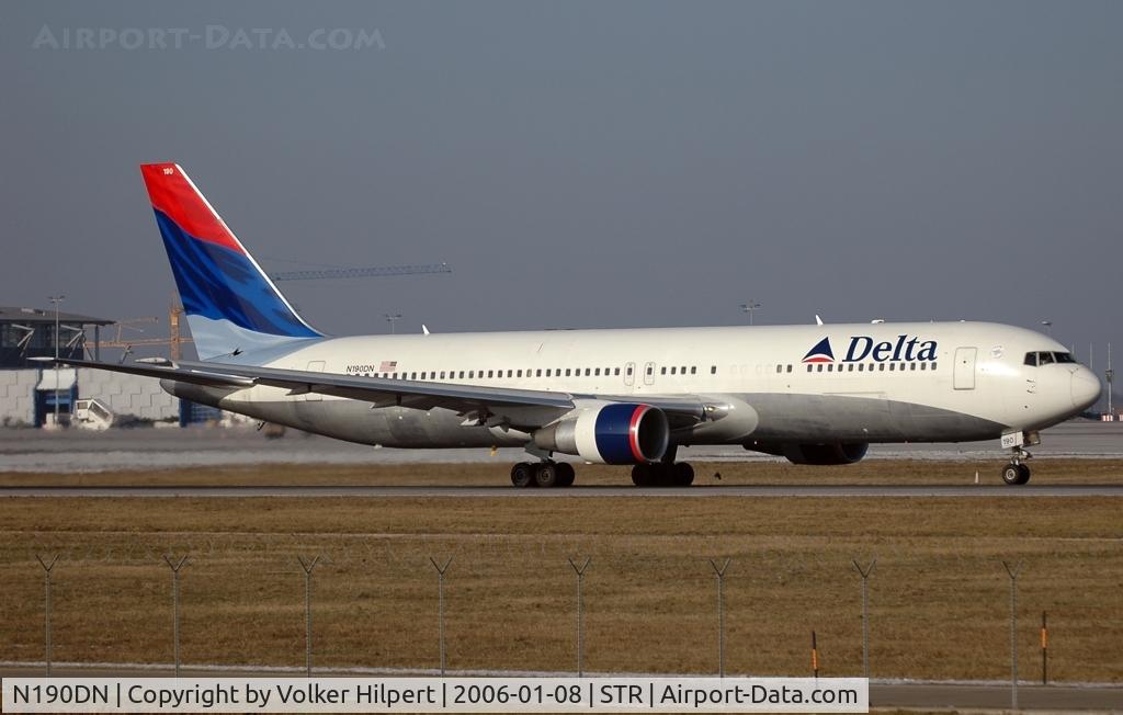 N190DN, 1997 Boeing 767-332 C/N 28447, after touch down at str