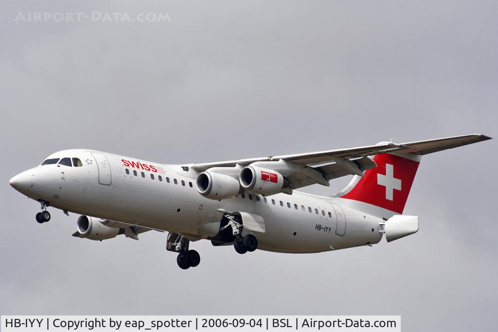 HB-IYY, 1998 British Aerospace Avro 146-RJ100 C/N E3339, completing a flight to/from London-City as SWISS 485