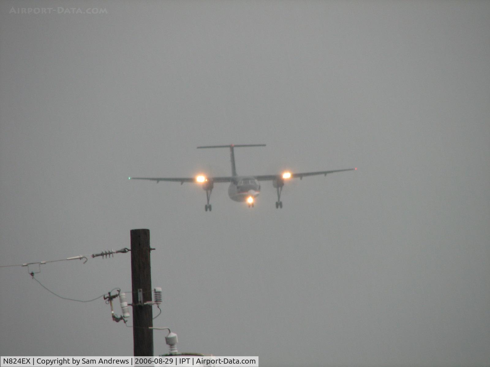 N824EX, 1994 De Havilland Canada DHC-8-106 Dash 8 C/N 387, Now you see him.