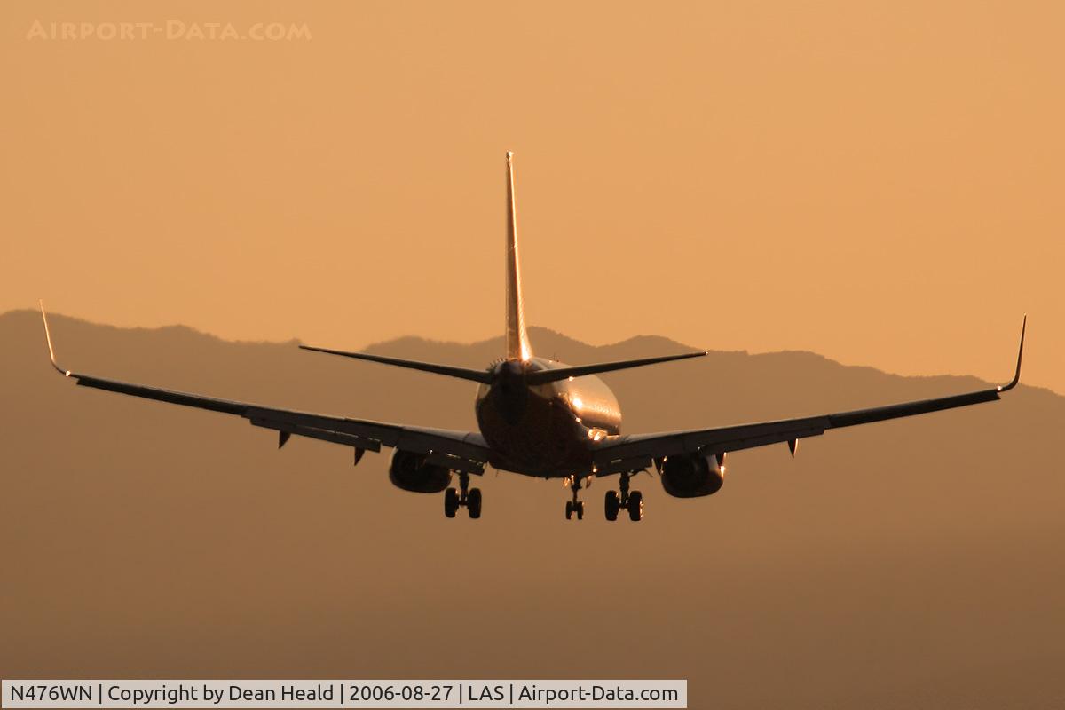 N476WN, 2004 Boeing 737-7H4 C/N 32475, Southwest Airlines N476WN on final approach to RWY25L against a beautiful sunset.