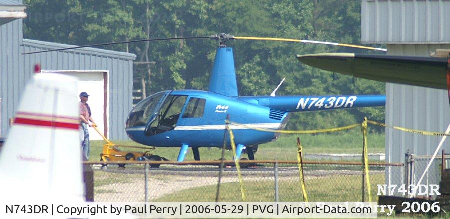 N743DR, 2005 Robinson R44 II C/N 10810, Getting the whirly-bird ready for an afternoon flight