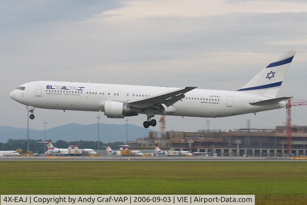 4X-EAJ, 1991 Boeing 767-330/ER C/N 25208/381, On short final RWY16.