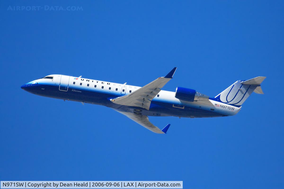 N971SW, 2004 Canadair CL-600-2B19 Regional Jet CRJ-200LR C/N 7947, United Express (Skywest Airlines) N971SW (FLT SKW6474) climbing out from RWY 25R enroute to Albuquerque Int'l Sunport (KABQ).