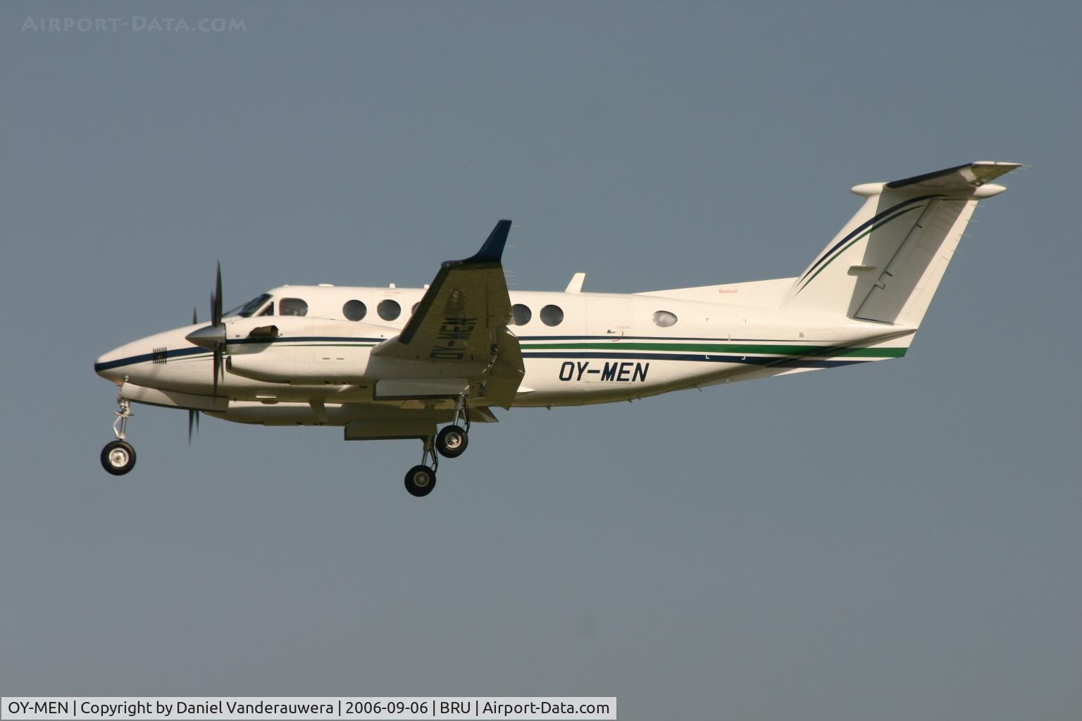 OY-MEN, 1999 Beech Super King Air 350 C/N FL-229, arrival on rwy 25L