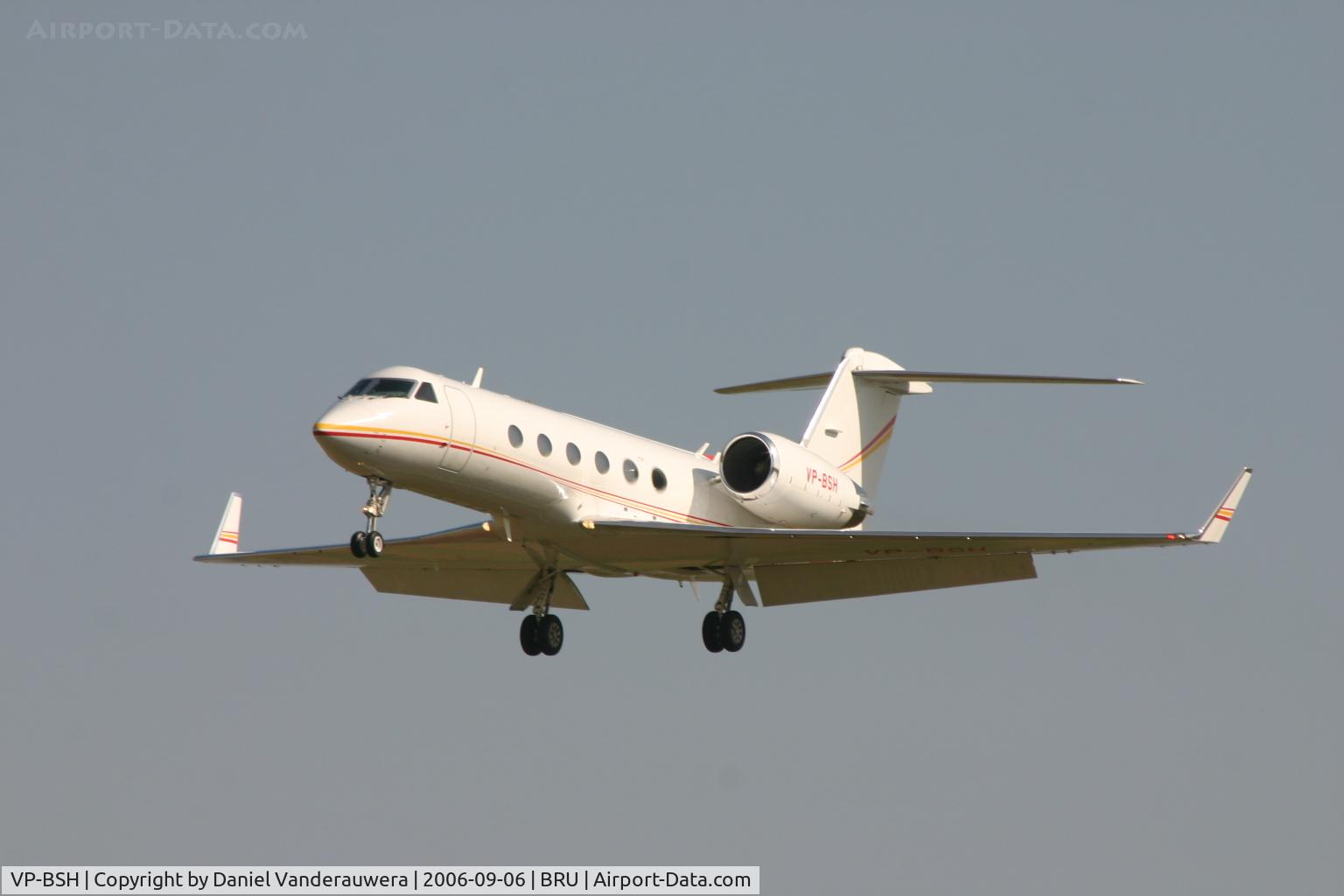 VP-BSH, 2002 Gulfstream Aerospace G-IV SP C/N 1466, descending to rwy 25L