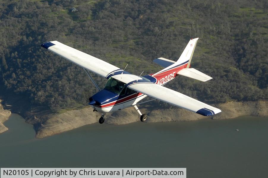 N20105, 1972 Cessna 172M C/N 17261013, N20105 flying over Folsom Lake in California