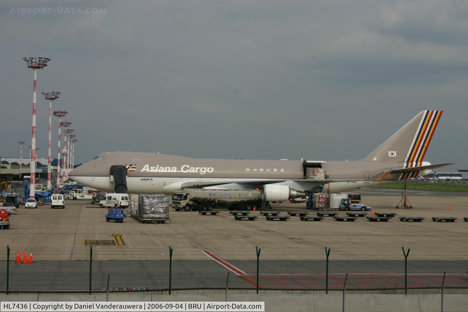 HL7436, 2002 Boeing 747-48EF (SCD) C/N 29170, loading operations
