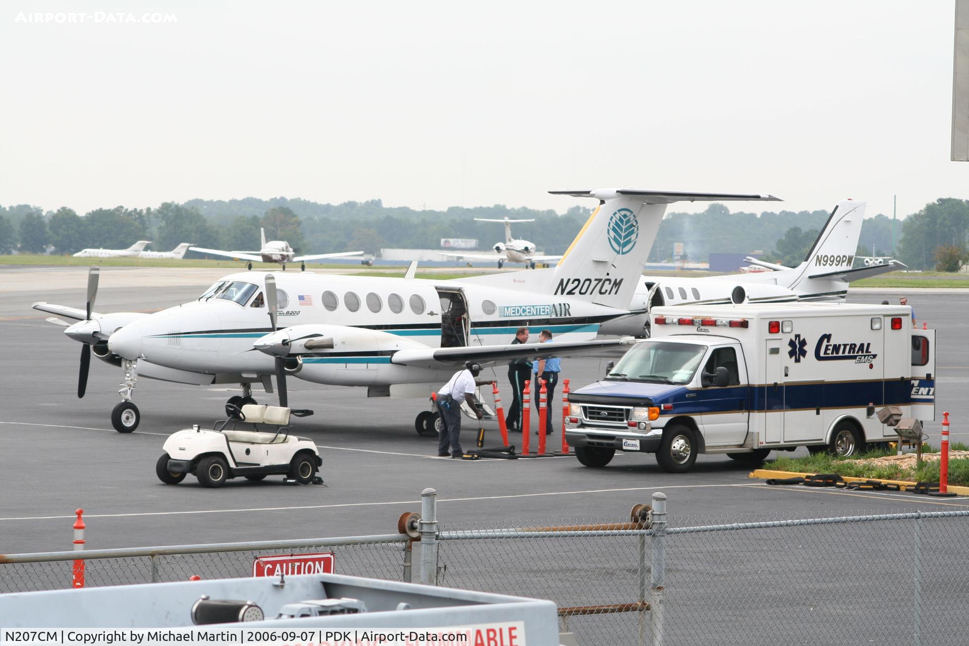 N207CM, 1986 Beech B200 King Air C/N BB-1246, Preparing to transfer patient from aircraft to ambulance
